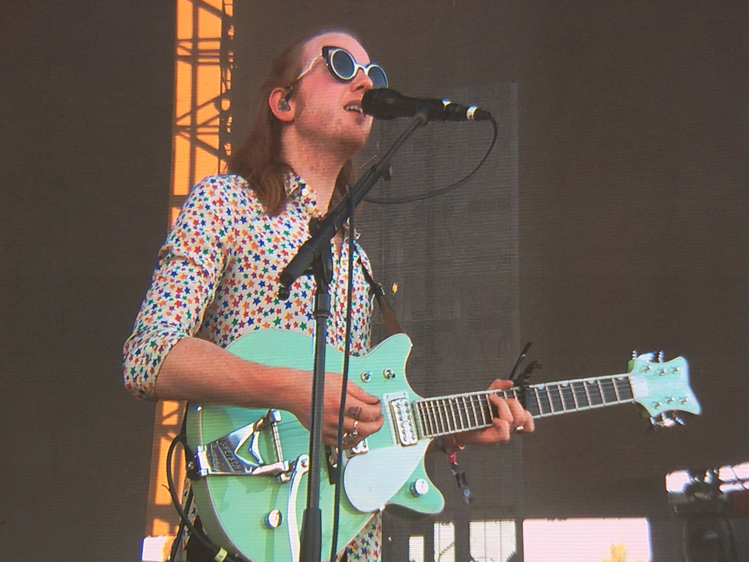 Arriba 58+ imagen two door cinema club guitar